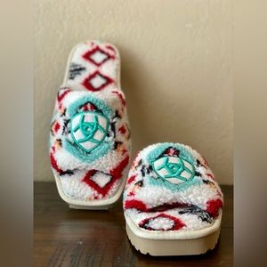 Ariat Women’s Size 8 Southwestern Aztec Sherpa Cozy Slides